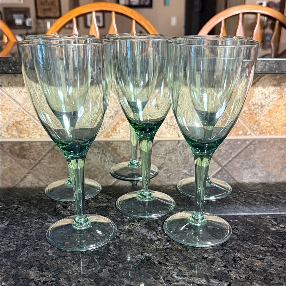 Stylish green plastic Wine Glass Set
